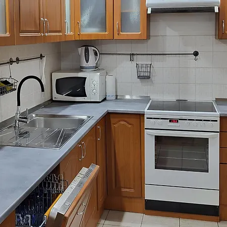 Calm Premium Apartment, Terrace & Garage 公寓